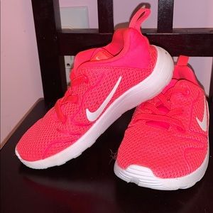 Toddler girls Bright pink Nike shoes